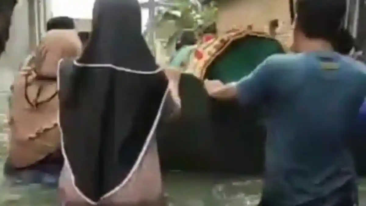 Viral Jenazah Diangkut di Atas Perahu Terobos Banjir, Warga Ikut Mendorong ke Tempat Pemakaman