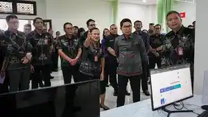Direktur-RSUD-Giri-Asih-dr-Ni-Luh-Ketut-Ayu-Ratnawati-kiri-mendampingi-bupati-Badung.jpg