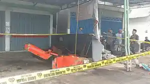 Garis-polisi-terpasang-di-lokasi-ledakan-kompresor-di-bengkel-tambal-ban.jpg