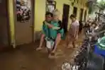 Pasangan Idi dan Tri Yulianti Nekat Nikah di Tengah Banjir