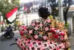 Syaiful dan Motornya Berkostum Anyaman Bungkus Kopi
