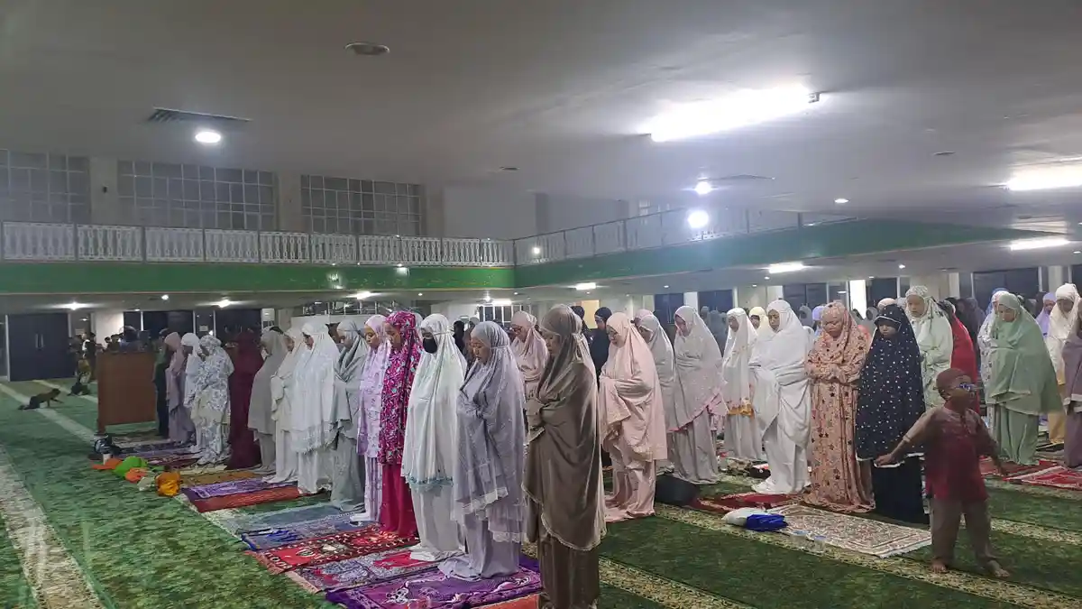 Melihat Salat Tarawih Perdana di Masjid Hasyim Ashari Jakbar