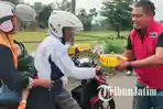 Gubernur-LIRA-Jawa-Timur-Samsudin-membagikan-nasi-kotak-dan-es-dawet-kepada-pengguna-jalan.jpg