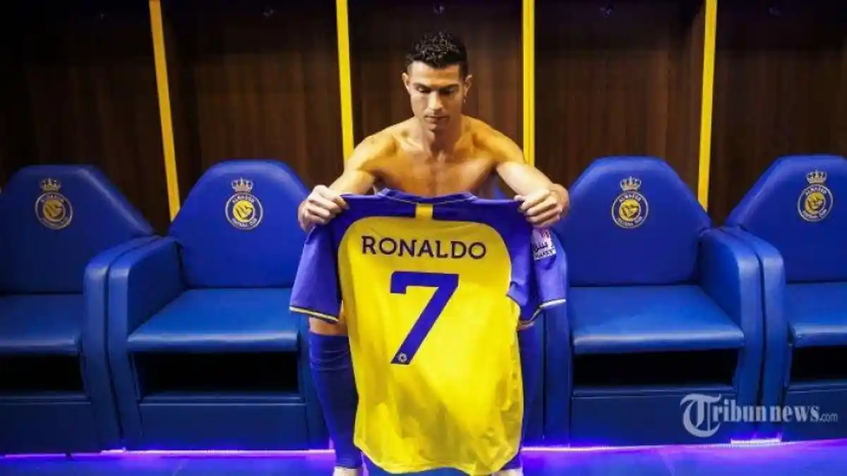Sultan Arab Suadi Ini Menangkan Lelang Tiket untuk Berfoto Bersama Ronaldo dan Lionel Messi