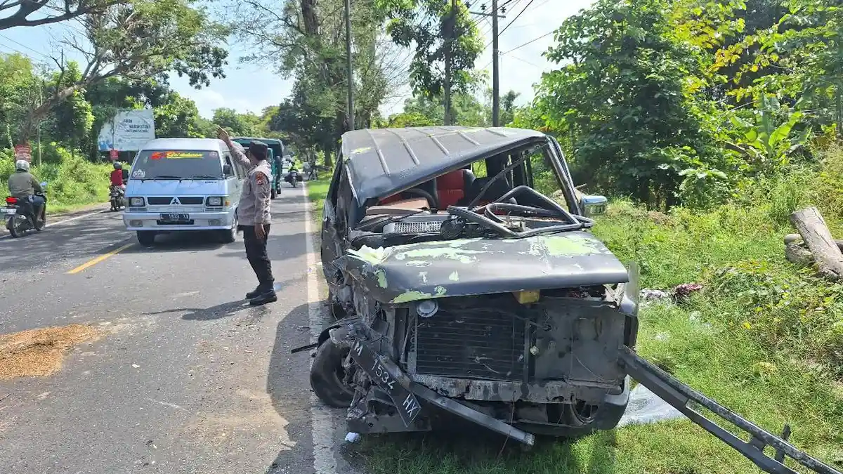 Kecelakaan di Torjun Sampang, Kendaraan Kijang Tabrak Truk Fuso Bikin 4 Orang Terluka