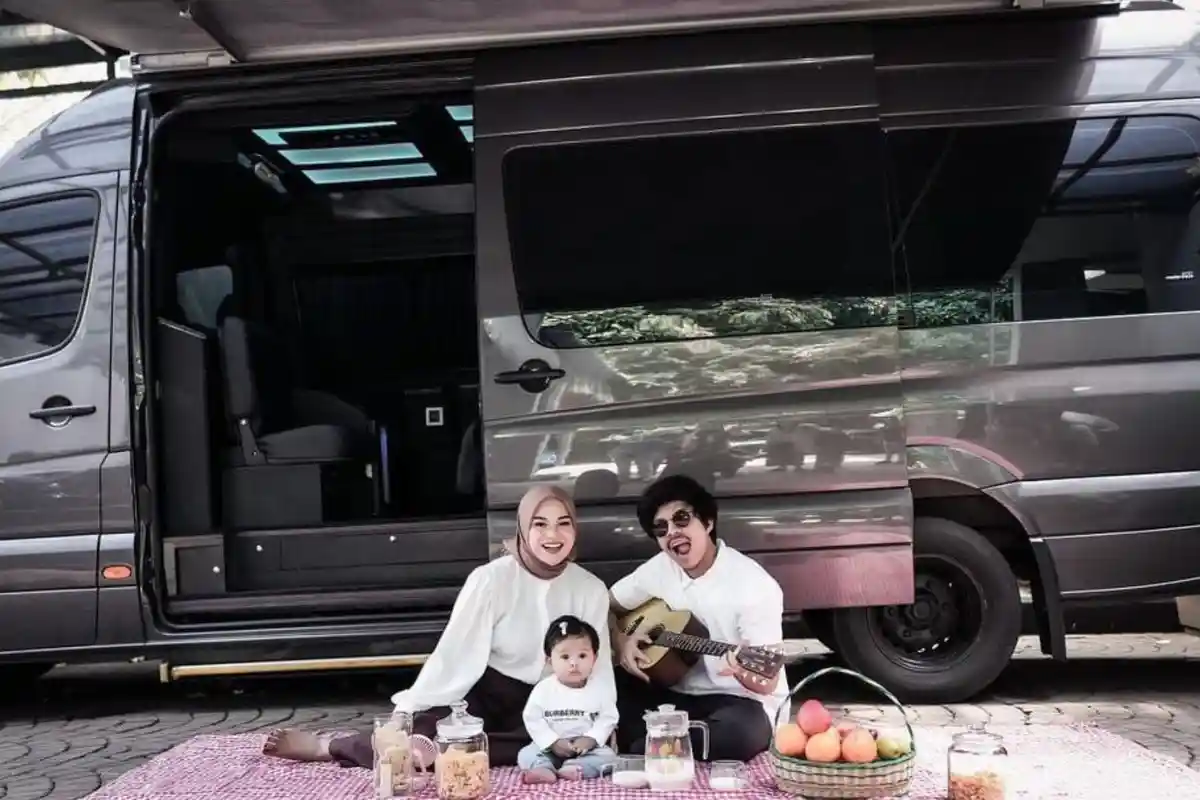 Adakan Piknik Depan Rumah, Netizen Malah Salfok Dengan Mobil Atta Halilintar dan Aurel Hermansyah?