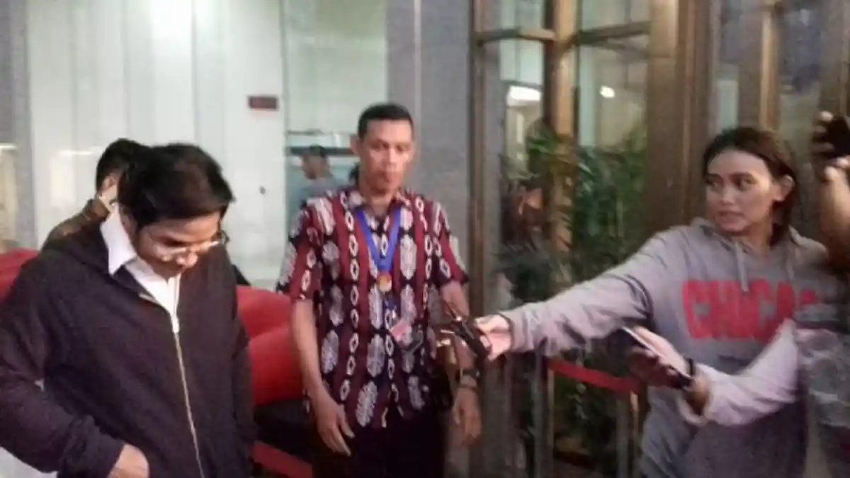 Diperiksa KPK 8 Jam, Anak Setya Novanto Tertunduk
