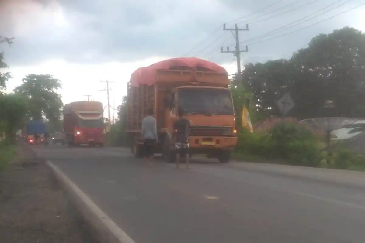 Dengan Dalih Donasi Korban Banjir, Oknum Warga Pungli Sopir di Jalinsum Menggala