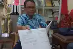 Kepala-SMPN-2-Jepara-Fatkhurroahman-saat-menunjukkan-blangko-sumbangan.jpg