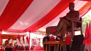 Patung-baru-Bung-Karno-di-halaman-Istana-Gebang-berpose-duduk-Senin-1462026.jpg