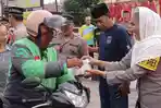 Polres Pematangsiantar Bagikan Takjil kepada Pengguna Jalan Jelang Berbuka Puasa