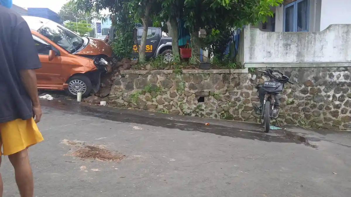 Kronologi Kecelakaan Mobil Vs Motor di Karanganyar, Sopir Hilang Kendali Hingga Tabrak Talud