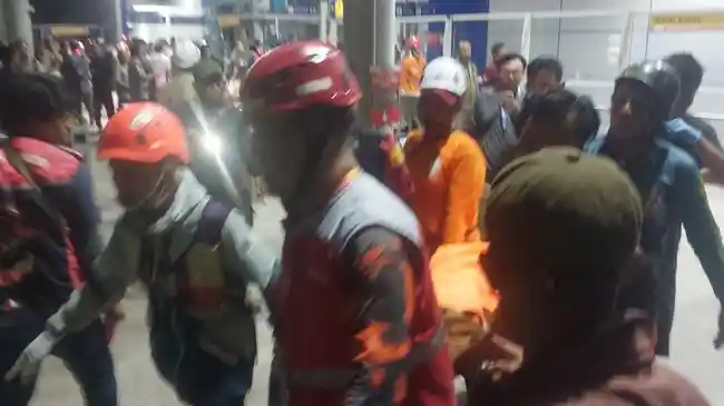 Tabrakan KA Argo Anggrek Vs KRL di Bekasi, Evakuasi Berlangsung Dramatis, Banyak Penumpang Terjepit