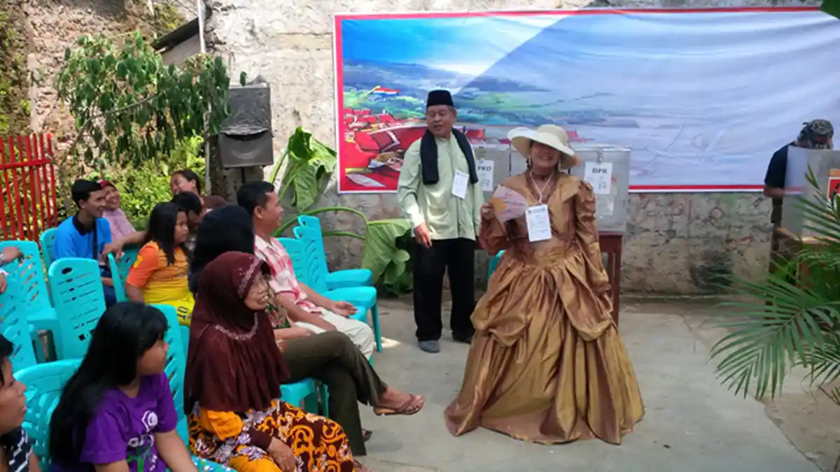 Pakai Kocek Pribadi, KPPS di TPS 061 Cijantung Dandan Ala Kompeni