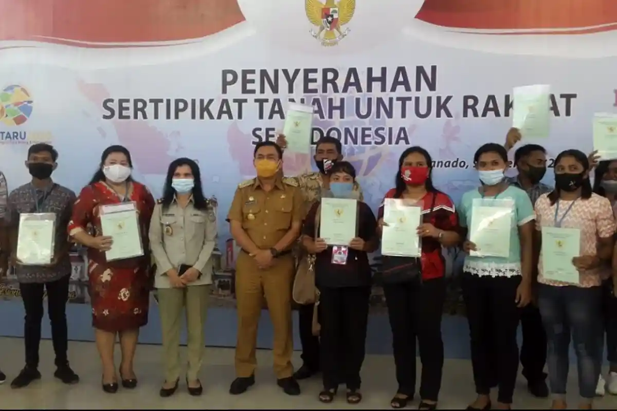 Serahkan 879 Sertifikat Tanah Gratis, Pjs Bupati Minut Apresiasi Program Presiden