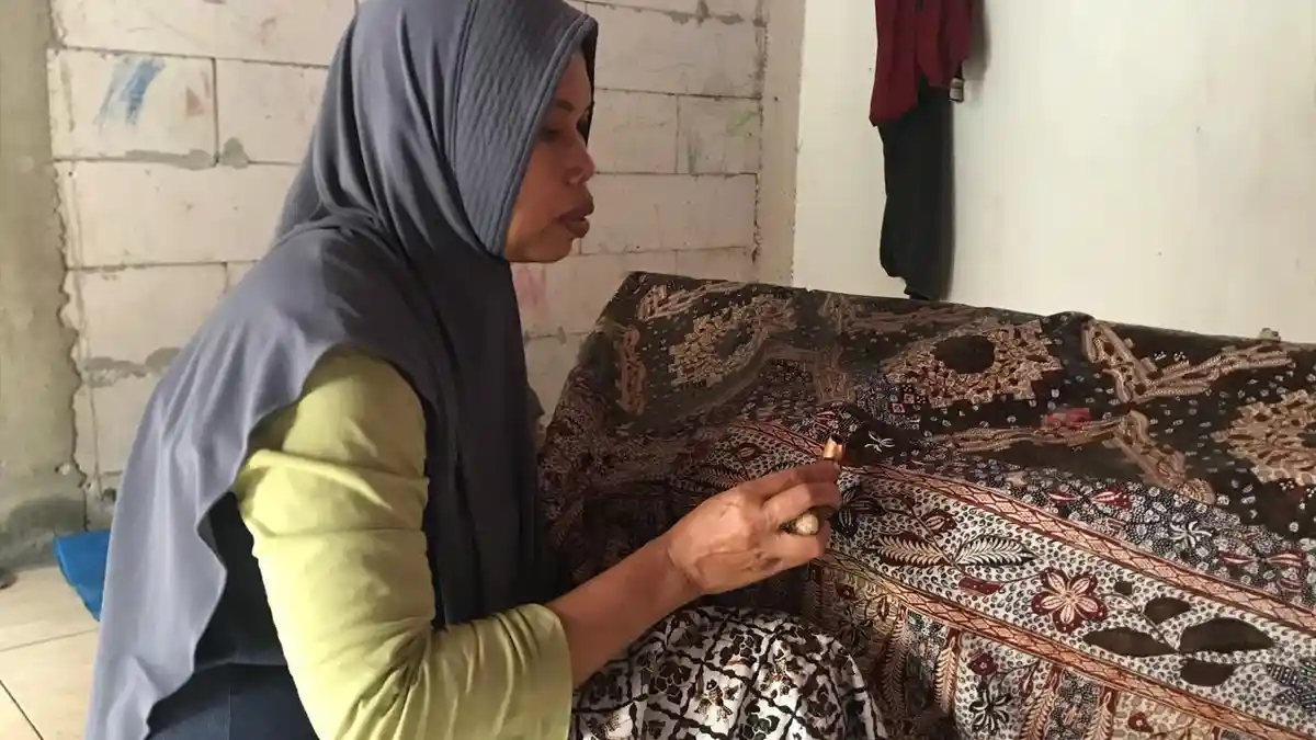 Cinta Tri Handayani pada Batik Rifaiyah di Tengah Ancaman Hilangnya ...