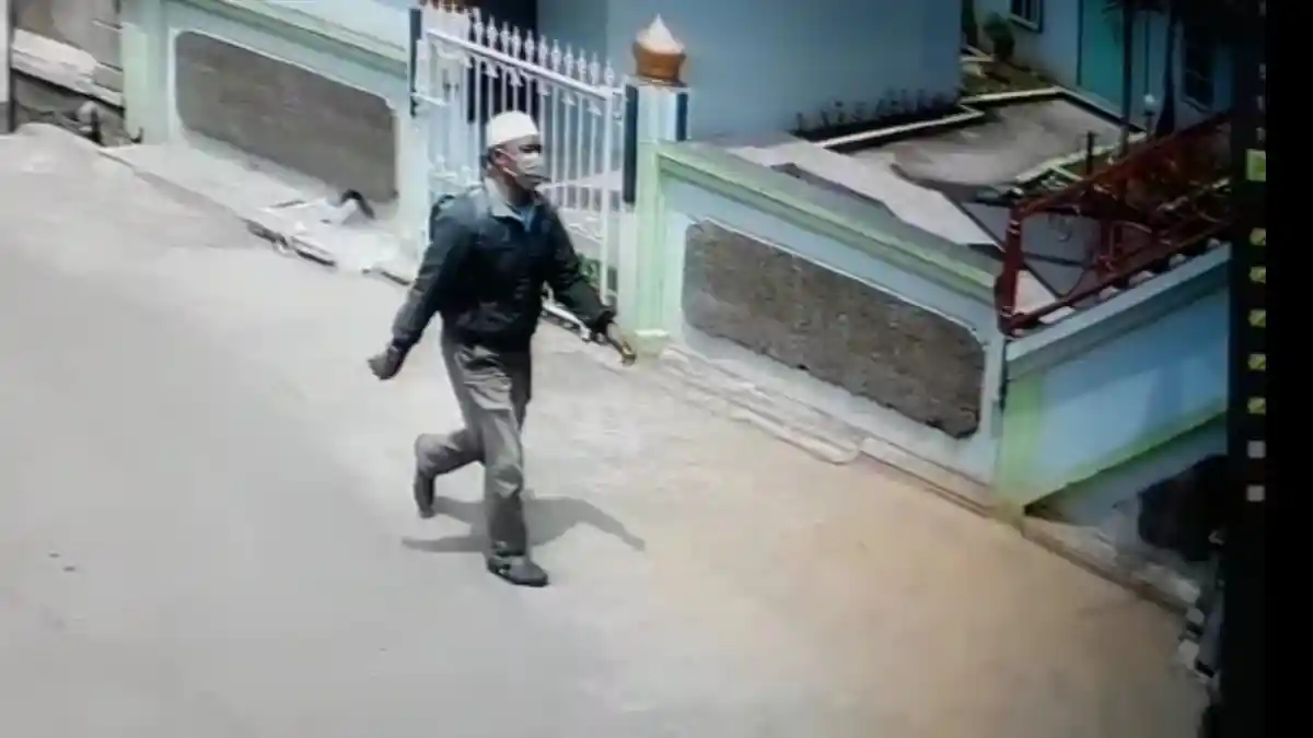 Pria Bermasker Curi Kotak Amal di Masjid Al-Mujahidin Buleleng