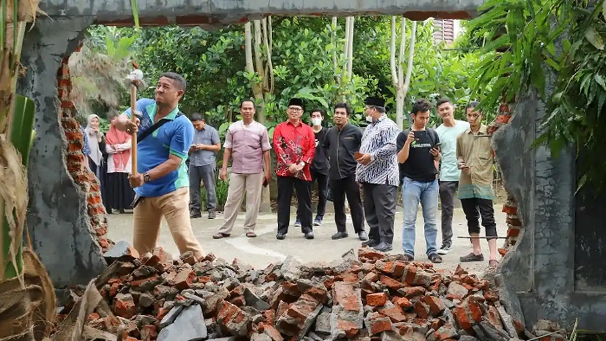 Implementasi Kesepakatan dengan USK, UIN Ar-Raniry Robohkan Tembok Pembatas Kampus di Jalan Bayeun