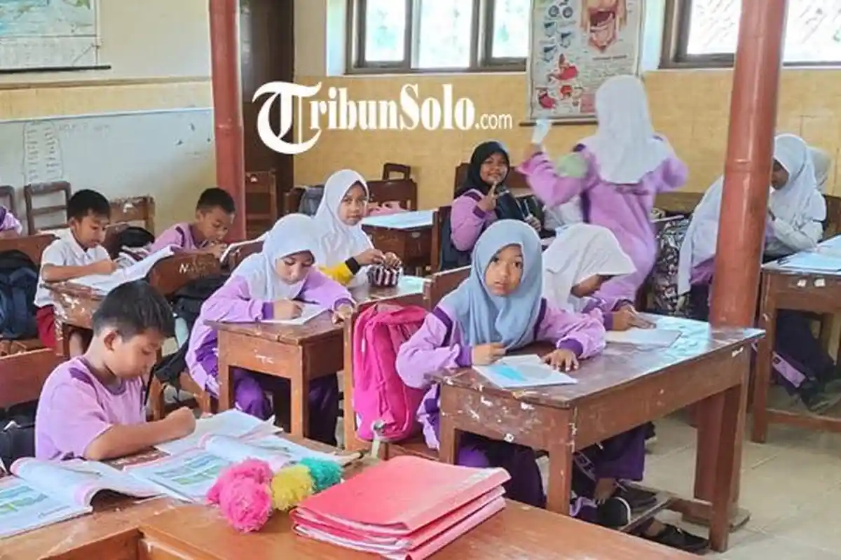 Pemkab Klaten Janjikan Perbaikan Atap SDN 1 Bumiharjo yang Disangga Bambu