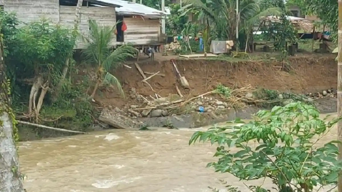 Belasan Rumah Dekat Aliran Sungai Krueng Simpo Bireuen Terancam Ambruk