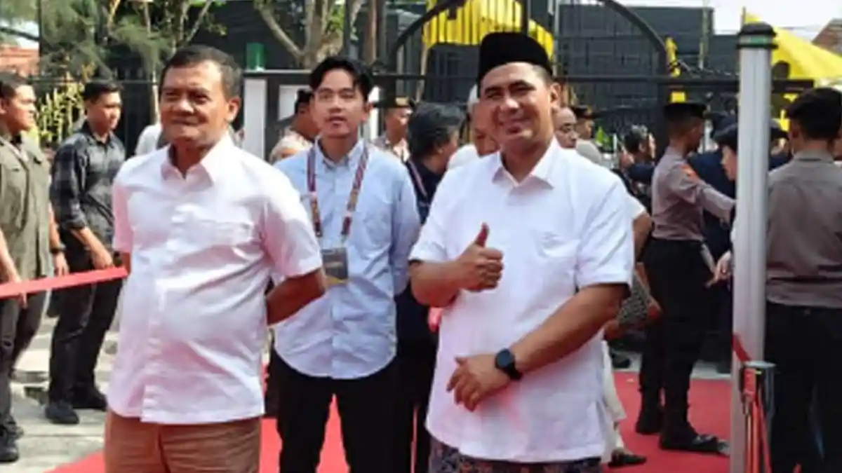 Gibran dan Mantan Gubernur Jateng Antarkan Ahmad Luthfi-Taj Yasin Daftar di KPU