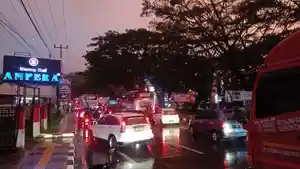Anteran-kendaraan-pemudik-di-bundaran-Prakanmuncang-Sumedang.jpg