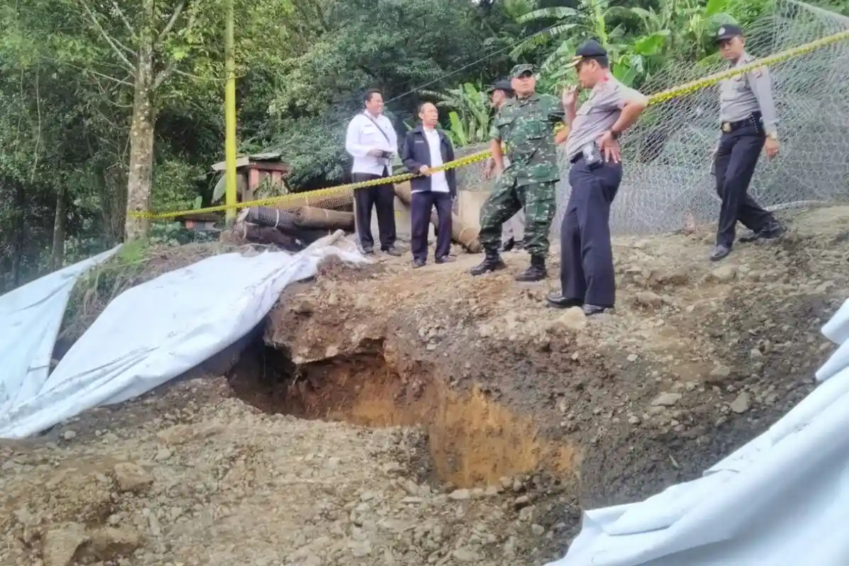 Motor Masih Diperbolehkan Melintas di Jalur Puncak Pass yang Longsor