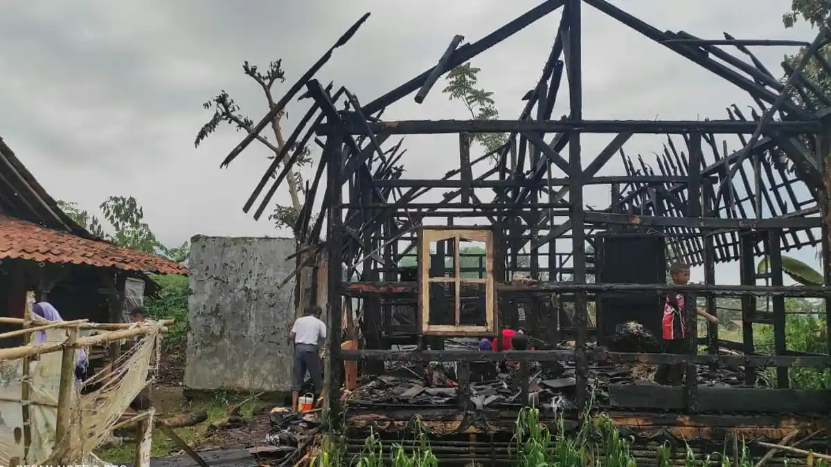 Satu Rumah di Sukabumi Ludes Jadi Abu, Terbakar Akibat Jilatan Api dari Tungku Memasak