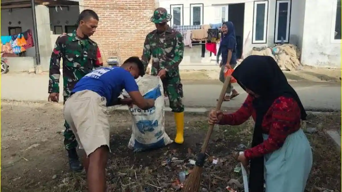 Organisasi Masyarakat dan TNI Gorontalo Aksi Bersih-bersih di Sekolahan Terdampak Banjir