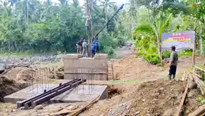 warga-bergotong-royong-dalam-pembangunan-Jembatan-Perintis-Garuda.jpg