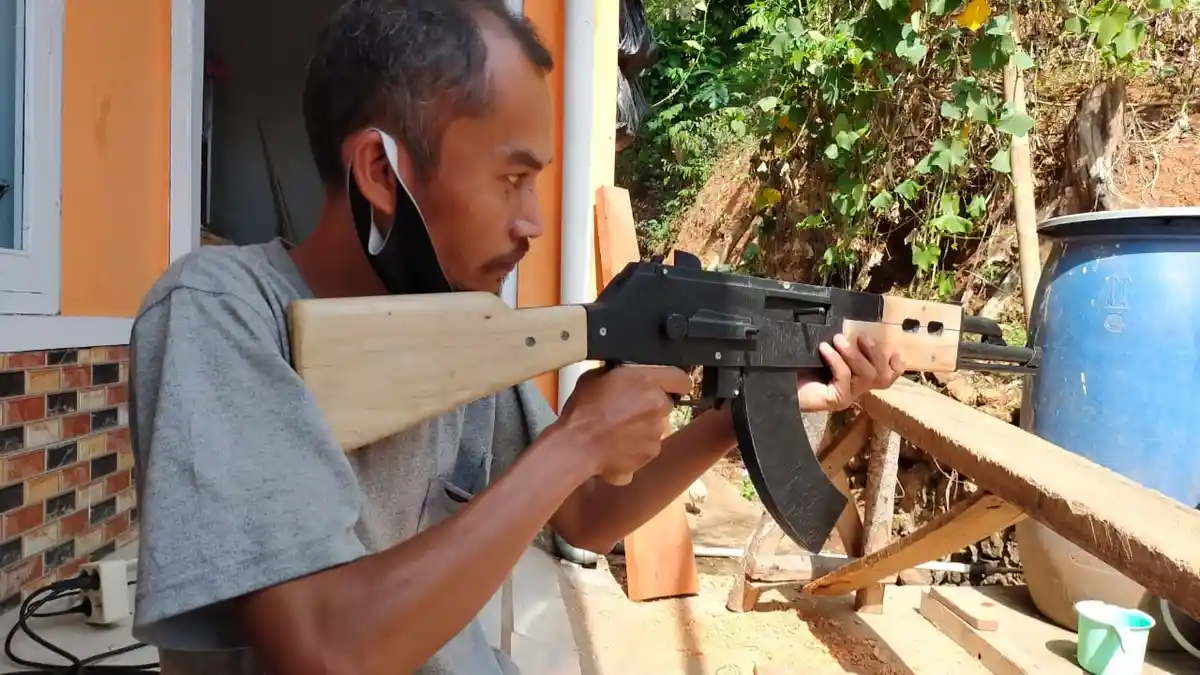 Pria Sumedang Ini Buat Replika AK-47, Mirip Aslinya dan Bisa Dipakai Menembak, Harga Jualnya Tinggi