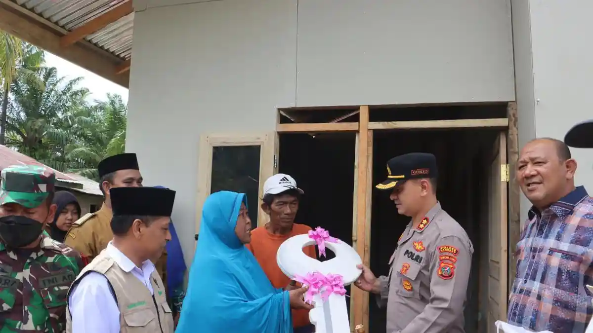 Kapolres Langkat Serahkan Kunci Program Bedah Rumah Baznas