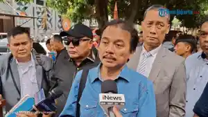 Mantan-Menteri-Pemuda-dan-Olahraga-Menpora-Roy-Suryo-saat-diwawancarai.jpg
