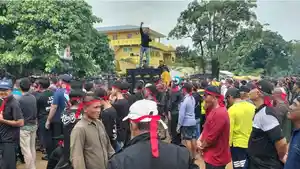 Warga-pulau-Kasu-ke-kantor-Lira.jpg
