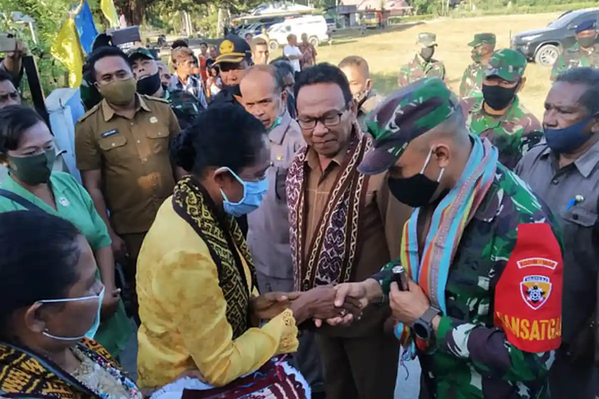 Pembukaan TMMD 108, Rombongan Bupati Kupang diterima Secara Adat di Desa Oebesi