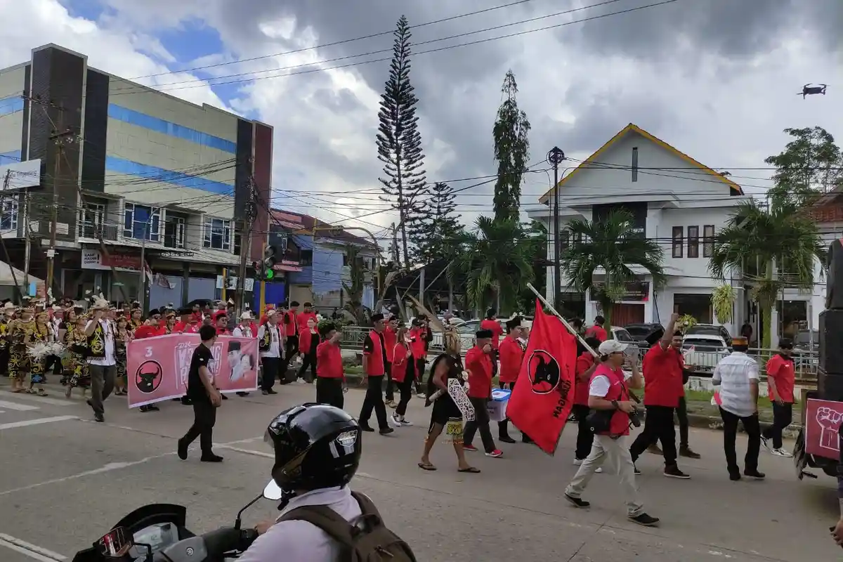 BREAKING NEWS - PDIP Kukar Pawai Pakai Baju Adat Nusantara, Iringi Daftar Bacaleg ke KPU