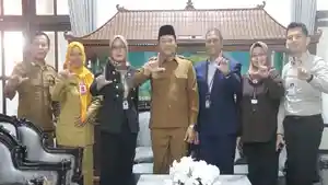 Beberapa-pimpinan-cabang-bank-Mandiri-saat-bertemu-dengan-Bupati.jpg