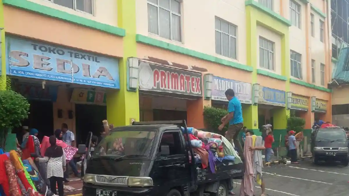 Pedagang Panik, Api di Komplek Plaza Sukaramai Tak Kunjung Padam