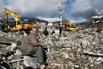 korban-gempa-turki-di-puing-puing-bangunan.jpg