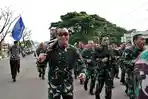 Pangdam-XIV-Hasanuddin-Mayjen-TNI-Totok-Imam-Santoso-kiri-depan-bawa-senjata.jpg