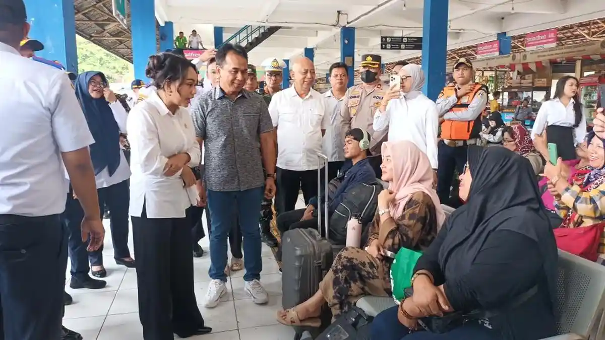 Zita Anjani Tinjau Arus Mudik Nataru di Terminal Kampung Rambutan