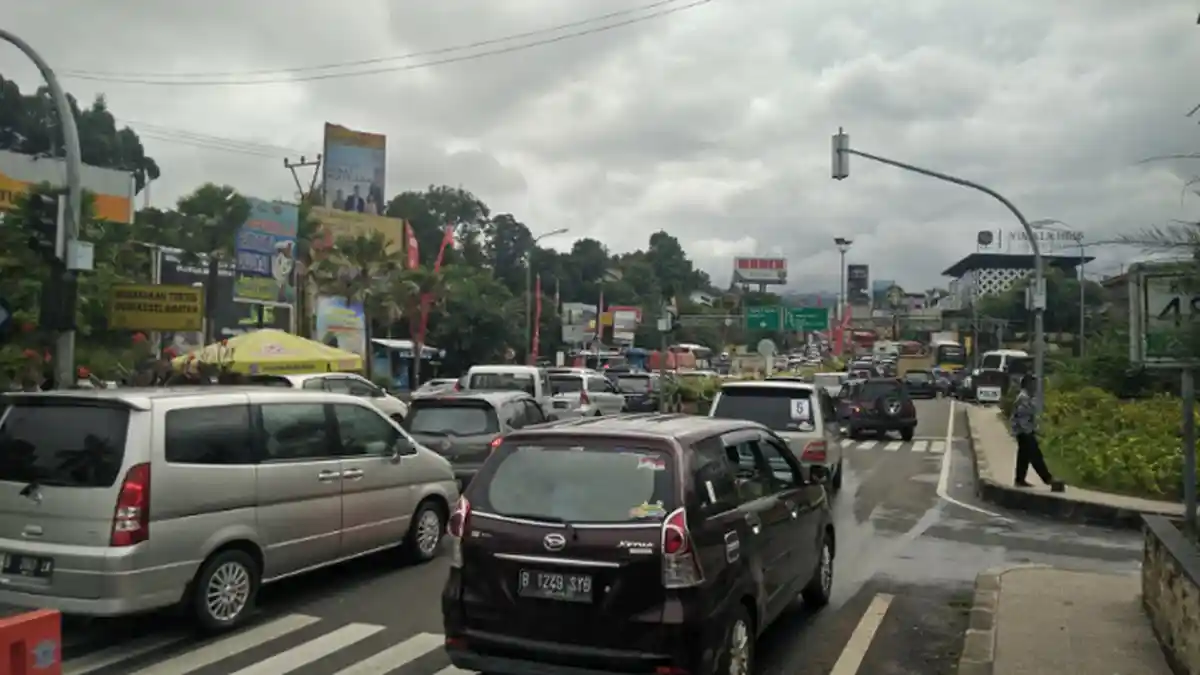 Jalur Puncak Diberlakukan Satu Arah, Kondisi Hujan Pengendara Dihimbau Hati-hati
