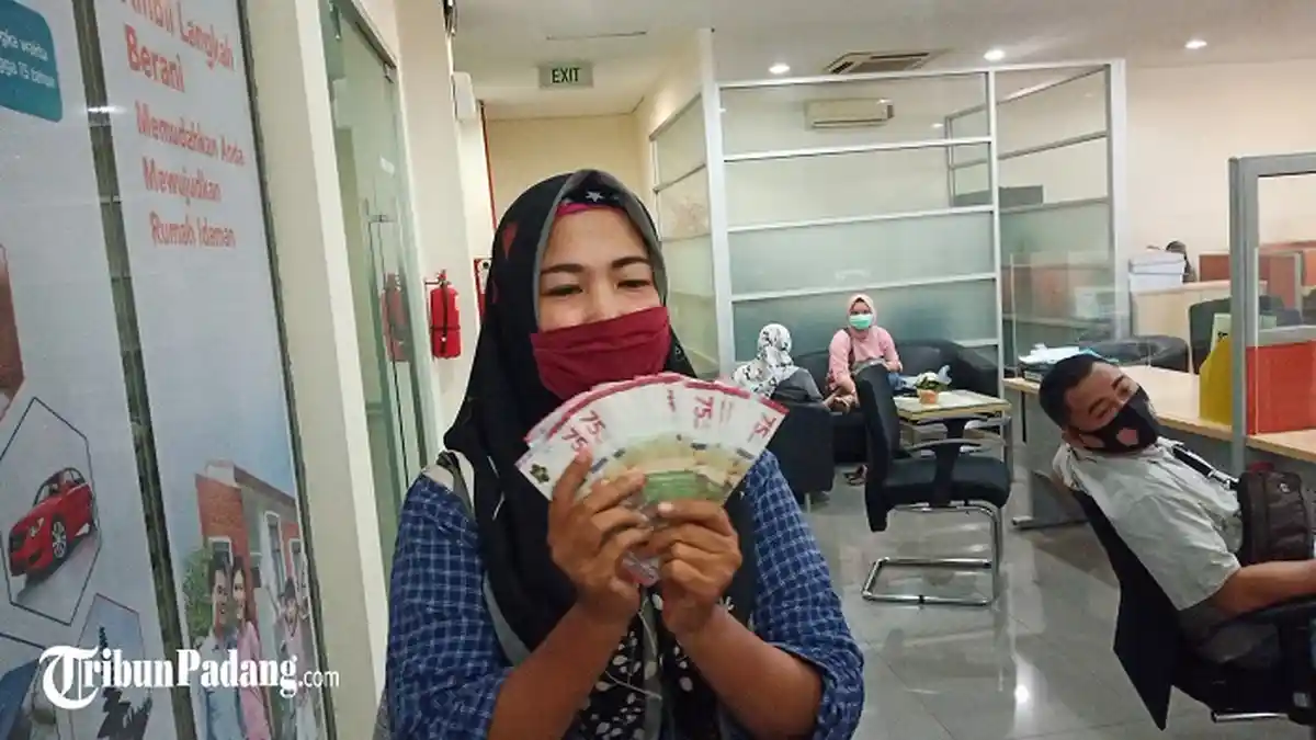 Uang Pecahan Rp 75 Ribu Laris Manis, Warga Kota Padang Ramai Tukarkan Uang Jelang Lebaran
