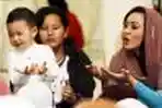 Keluarga Angelina Sondakh Berdoa