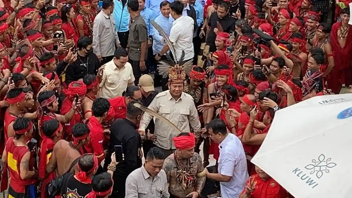 Kampanye di Pontianak, Prabowo Hujan-hujanan Bareng Ribuan Warga Berbusana Tradisional Suku Dayak