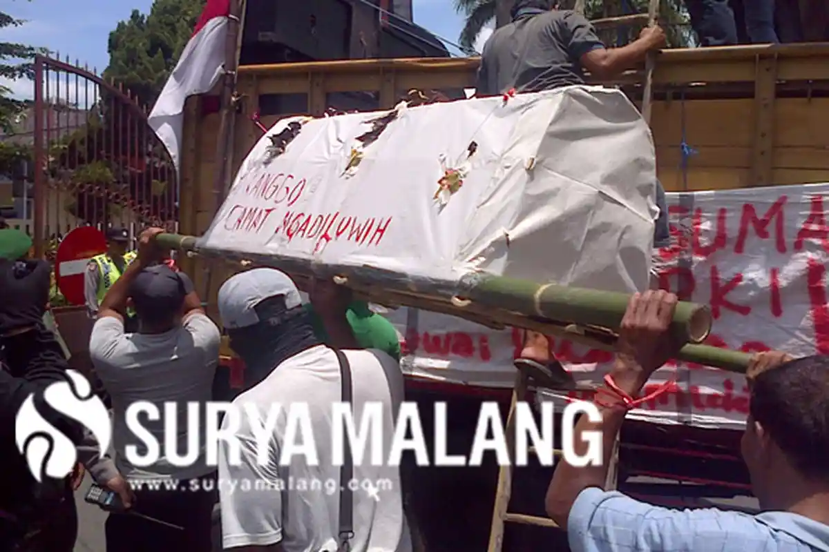 Warga Bawa Keranda Mayat Bertulis Camat Ngadiluwih ke Kantor Pemkab Kediri