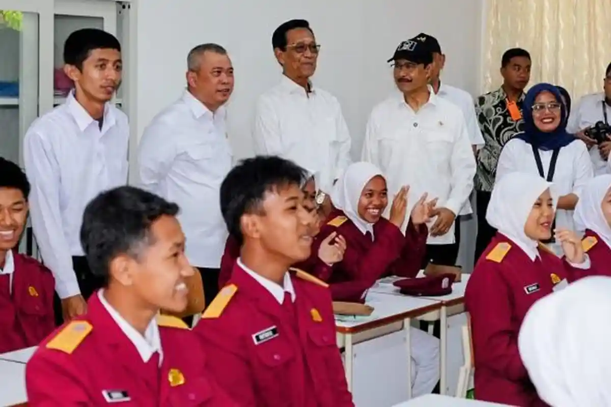 Gus Ipul Ajak Gubernur DIY Sri Sultan dan Menhub Dudy Menyapa Siswa SRMA 20 Sleman