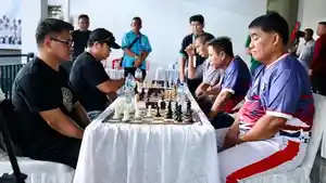 Gubernur-Sulawesi-Utara-Yulius-Selvanus-Komaling-YSK-ikut-lomba-catur-Hapsa-PKB-GMIM.jpg