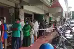 Situasi-antrean-warga-yang-ingin-membeli-minyak-goreng-masih-terlihat-di-s.jpg