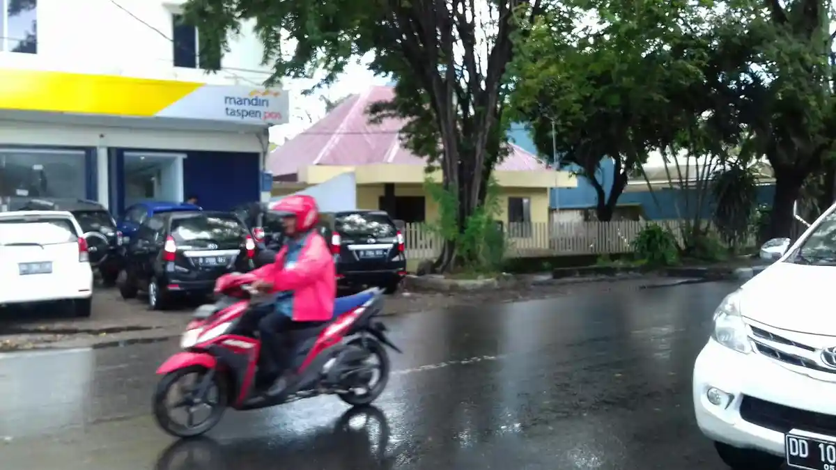 Pukul 13.00, Jl Botolempangan Makassar Lancar